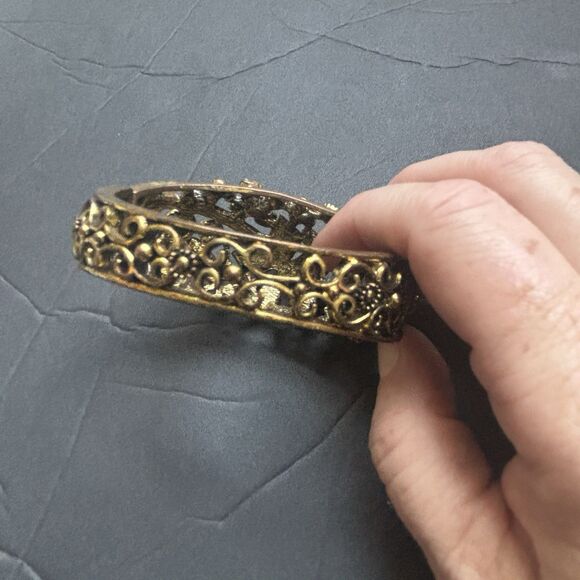 due to PoshM's policies cannot take down a listing within two months been bought - Picture 13 of 16